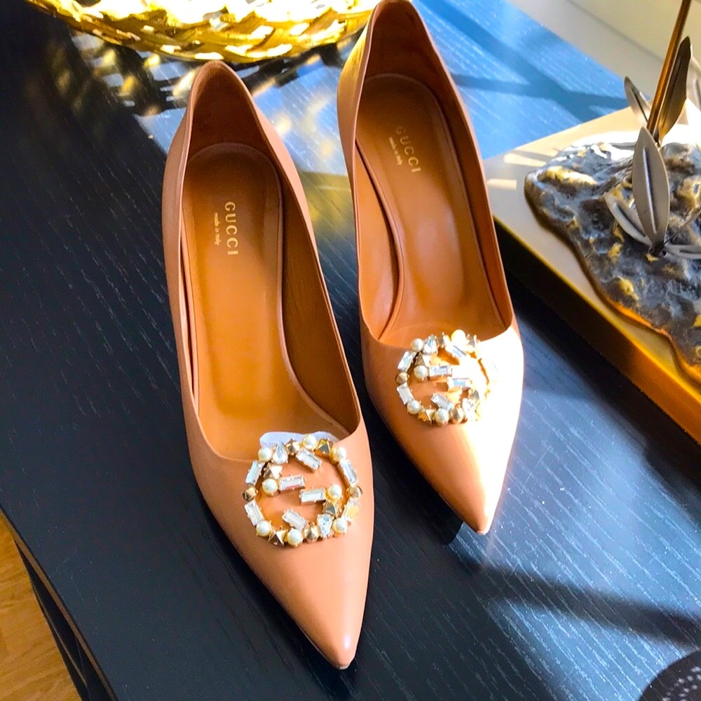 Gucci tan crystal/ pearl GG pump . Absolutely gorgeous! Worn once
